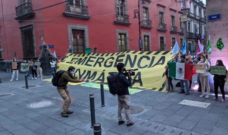 Jóvenes protestan contra contra AMLO por refinería de Dos Bocas 