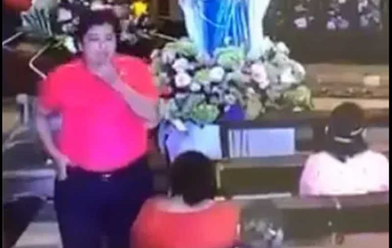 Sujeto DROGADO entra a iglesia en Campeche y golpea brutalmente a dos mujeres que REZABAN