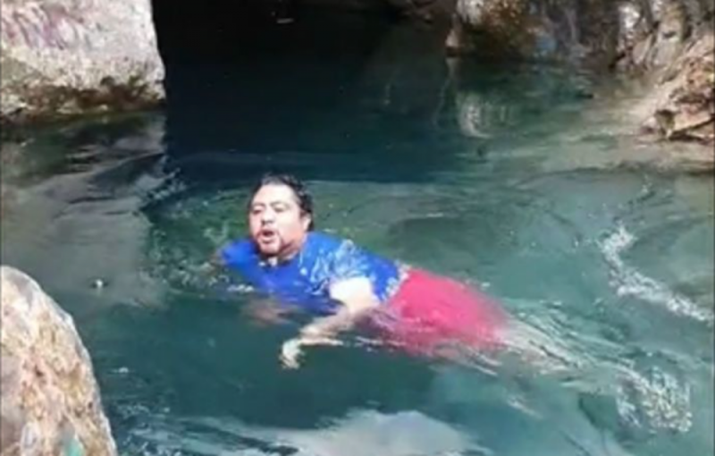 Se lo lleva la corriente pero en vez de AYUDARLO, su esposa lo graba y lo sube a TikTok (VIDEO)