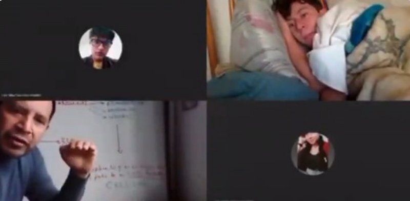 Profesor rompe en risa al sorprender a alumno aún en cama y tapado en plena videoconferencia