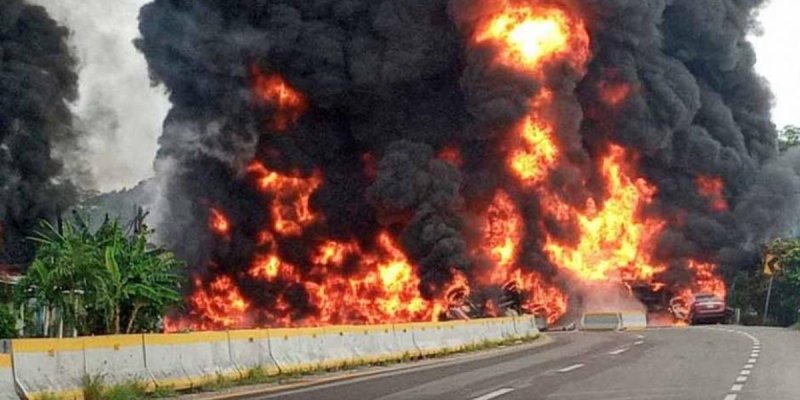 Explota PIPA en carretera tras derraparse; reportan destrozos y 4 muertos (VIDEO)