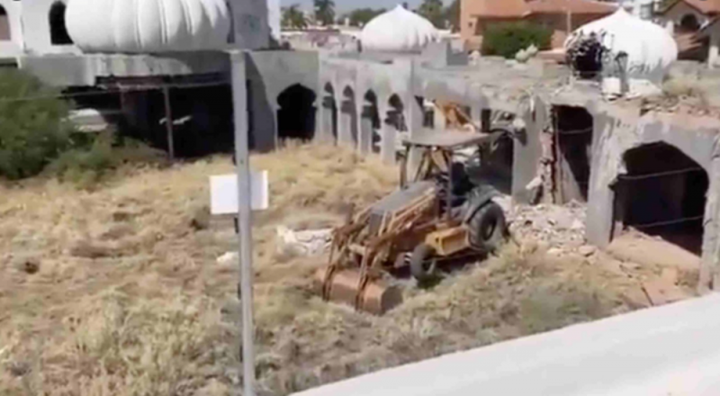 Después de 30 años de abandono, DERRUMBAN casa de Amado Carrillo “Las mil y una noche”