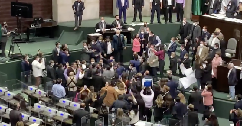 Diputados del PAN y de MORENA llegan a los GOLPES tras toma de tribuna por parte de la OPOSICIÓN