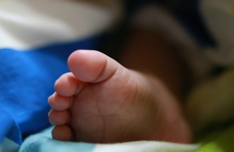 Sujeto ABANDONA a su nieto de meses de nacido en una CAJA de pizza: “Que Dios me perdone ”