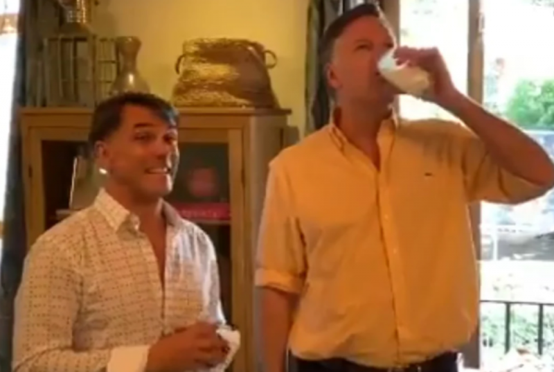 Embajador Landau SE SORPRENDE tras probar el Agua de Horchata 