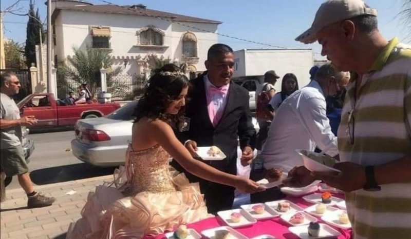 Quinceañera no pide fiesta y PREFIERE repartir comida a personas en situación de calley