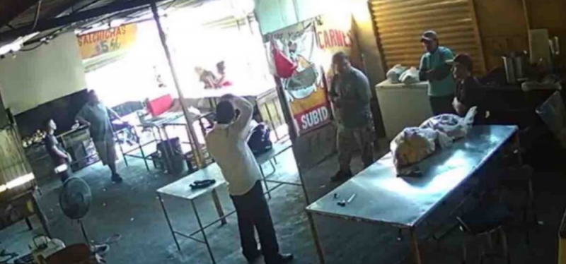 Empleado de negocio dispara por la espalda a extorsionador que INTENTABA cobrar “derecho de piso”