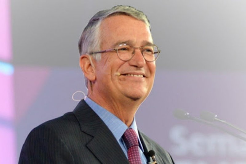 Amanece de buenas Ricardo Salinas y “cortará una flor de su jardín”; quiere regalar 1 mdp