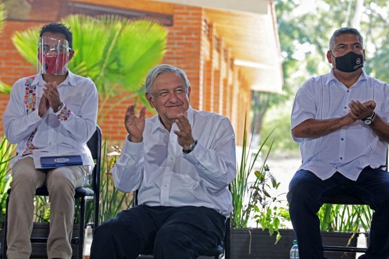 Agencia AP desmiente “noticias” de AMLO sobre impagos a pensionados y desaire de El Vaticano