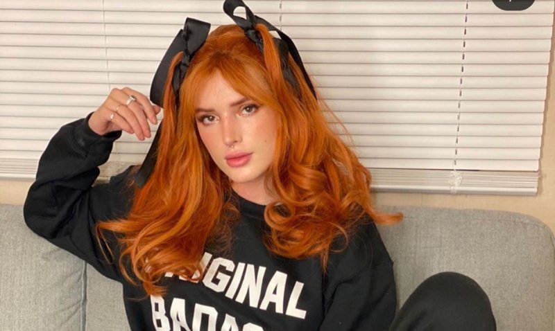 VIDEO: Bella Thorne limpia la calle de su casa en ropa interior y enciende Instagram.