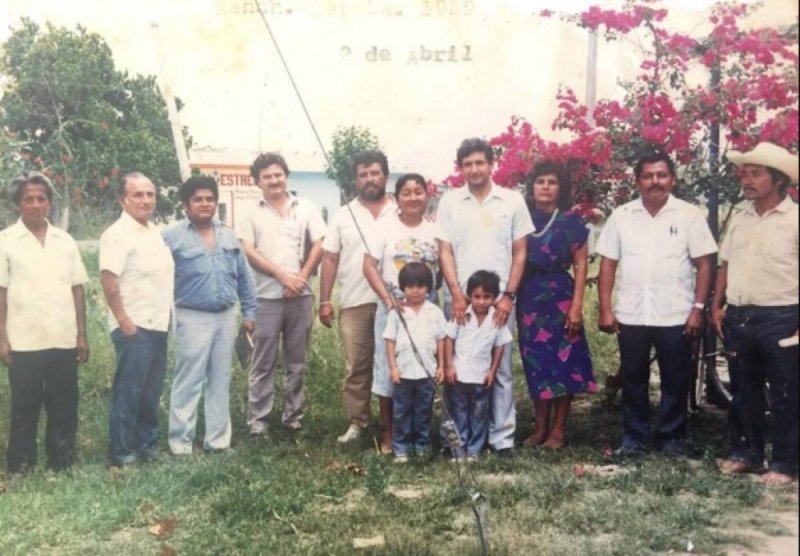 AMLO se reencuentra con niño que conoció hace 30 años cuando fue candidato a gobernador. 