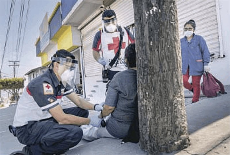 Con hospitales y morgues llenos, en Tijuana atienden hasta en la calle a enfermos de Covid-19