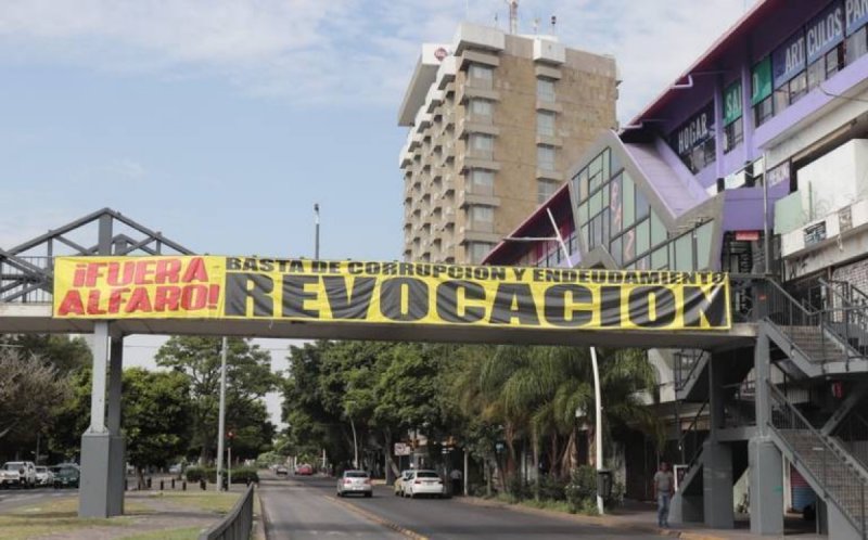 Piden la renuncia de Enrique Alfaro con mantas y calcas 