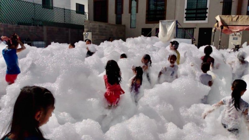 Realizan “Fiesta de Espuma” en plena cuarentena para festejar el Día del Niño