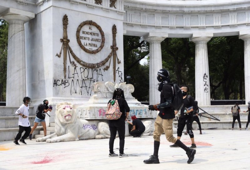Temen CONTAGIOS MASIVOS en marcha de anarquistas en la CDMX; DESTROZOS y SAQUEOS