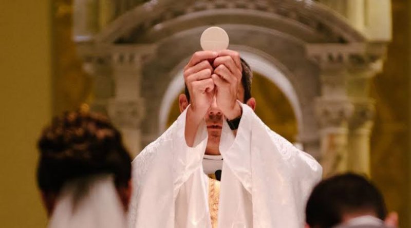 Sacerdote llama “prostitutas gratuitas” a mujeres que no están casadas