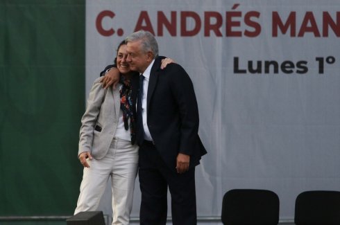 A un año de su aplastante victoria, AMLO mantiene un impresionante apoyo popular.