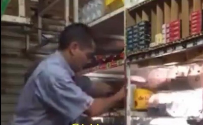VIDEO: Captan a repartidor de BIMBO robándose el dinero de una tiendita. 