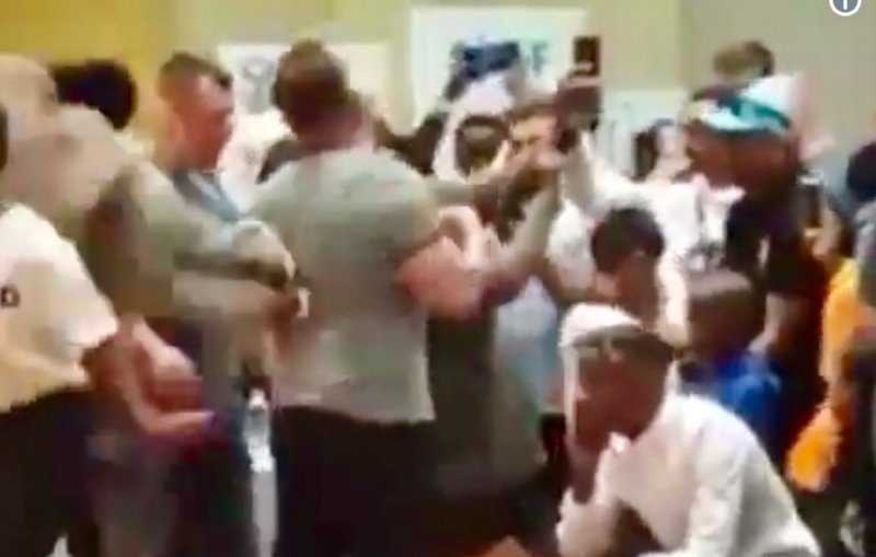 Dan a conocer otro video de la patada que le dieron a Arnold Schwarzenegger