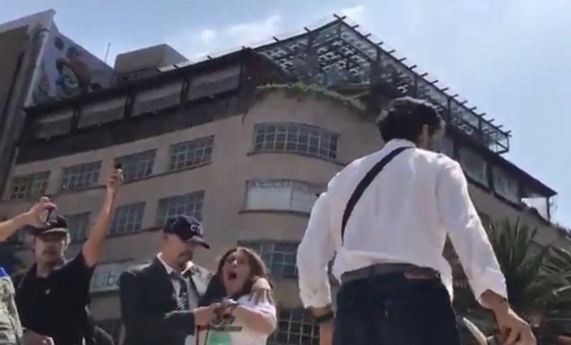Asistentes a la marcha anti AMLO se pelen entre ellos y uno golpea el pecho de una mujer.