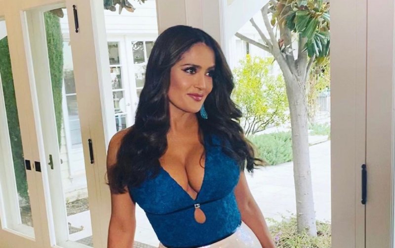Luego de presumir impresionante escote, Salma Hayek revela si se operó el busto