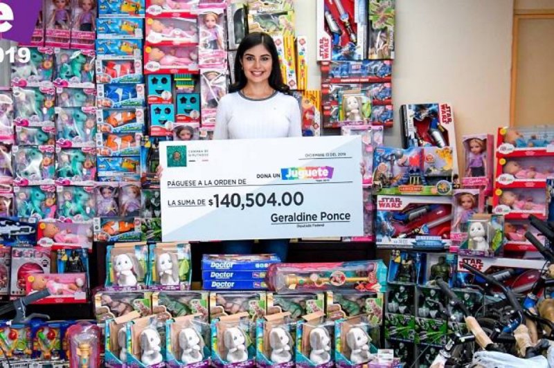 Diputada de Morena dona su aguinaldo para comprar juguetes a niños de Tepic, Nayarit. 