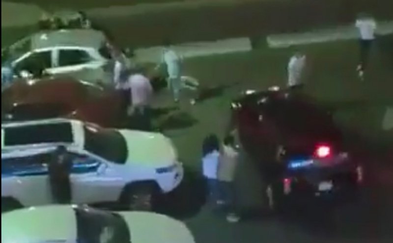 En pelea campal de jóvenes en Monterrey usan camioneta para arrollar a adversarios. 