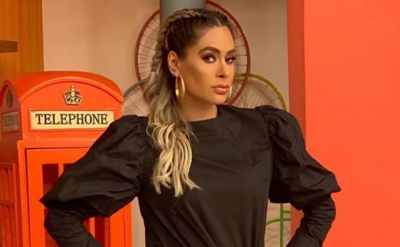 Galilea Montijo presume piernón con mini vestido en cuarentena 