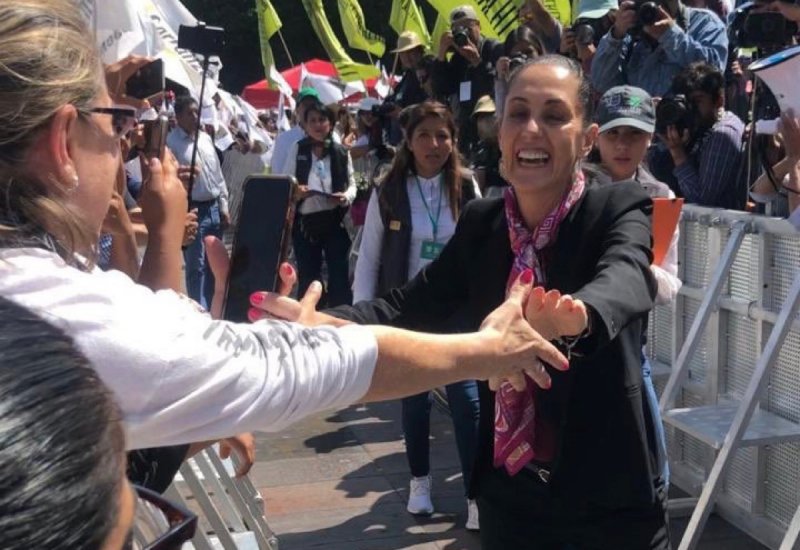 Llegan miles en metro y transporte público al informe de Sheinbaum en Tlatelolco.
