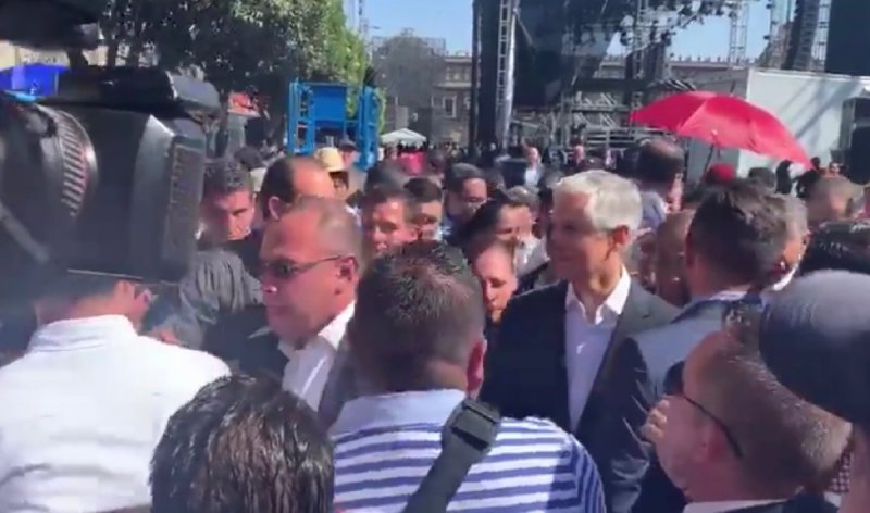 “Fuera rata”, le gritan al priista Alfredo del Mazo en el Zócalo durante #AMLOFest