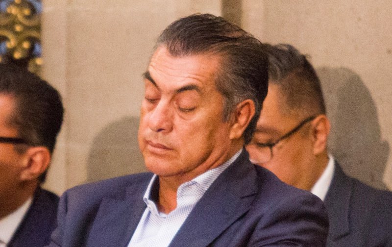 El Bronco se queja, “no me alcanza con lo que gano mensualmente como gobernador”.