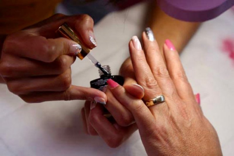 Tenía covid-19, lo sabía y fue a hacerse el manicuro; ahora la manicurista está en serio peligro