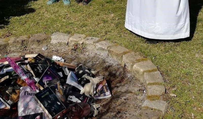 Sacerdotes católicos queman libros de Harry Potter porque “son ofensivos a Dios”.