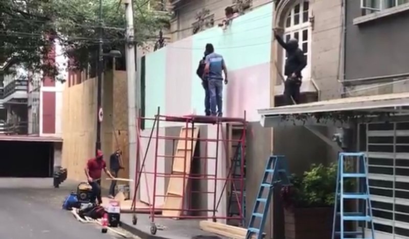 Con 61 denuncias de agresión sexual, Andrés Roemer levanta barricada para proteger su casa 