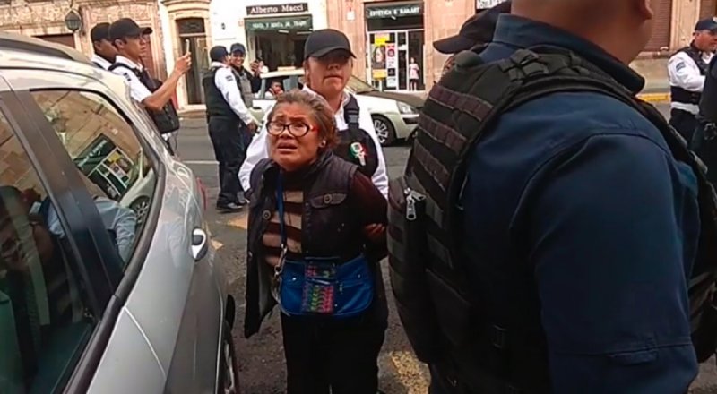 Policías detienen con lujo de violencia a “peligrosa” pareja de ancianos que vendían papas 