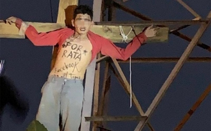 Crucifican a “rata de dos patas” en Uruapan y el face lo informa