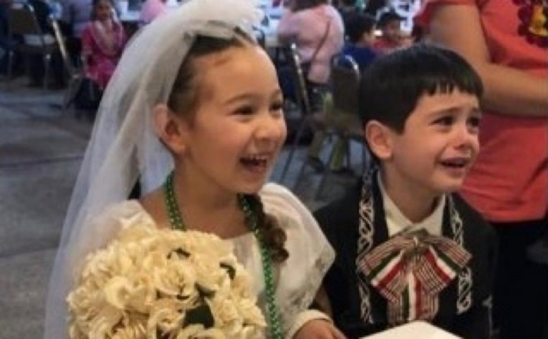 La niña feliz por casarse y el niño llorando por hacerlo, las imágenes que inundaron internet. 