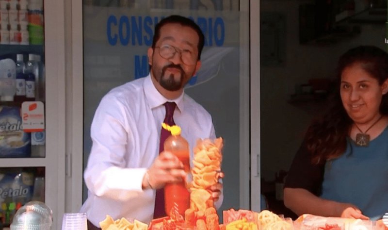 Médico pone puesto de botanas para poderse ayudar 