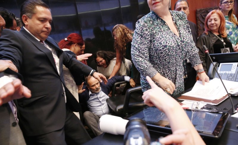 Zafarrancho, empujones e insultos en toma de protesta de Rosario Ibarra al frente de la CNDH