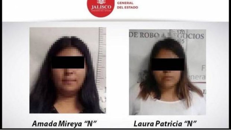 Detienen a dos cajeras de banco, una de 20 años y otra de 21, por robarse 3.7 millones de pesos. 