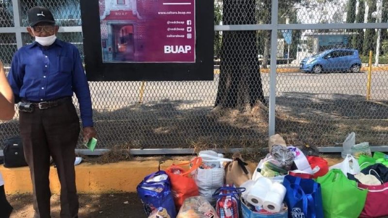 #BenditasRedes: Se vuelcan en ayuda a “Don Eduardo”, el sr de las credenciales de la BUAP.
