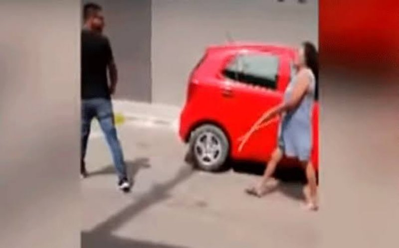 VIDEO: Madre le da de chicotazos a su hijo luego de encontrarlo con una “mañosa” venezolana. y