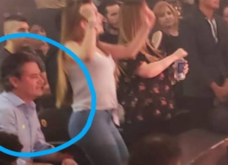 #NoEsBroma: Gloria Trevi escupe en la cara a Aurelio Niño en pleno show. (VIDEO)