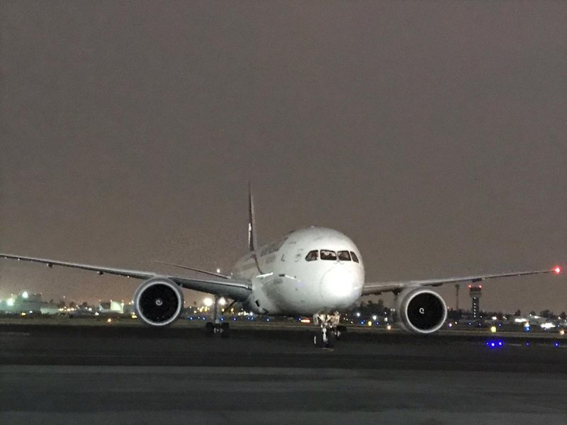 Llega a México cuarto avión cargado con millones mascarillas, goggles y trajes de protección. 