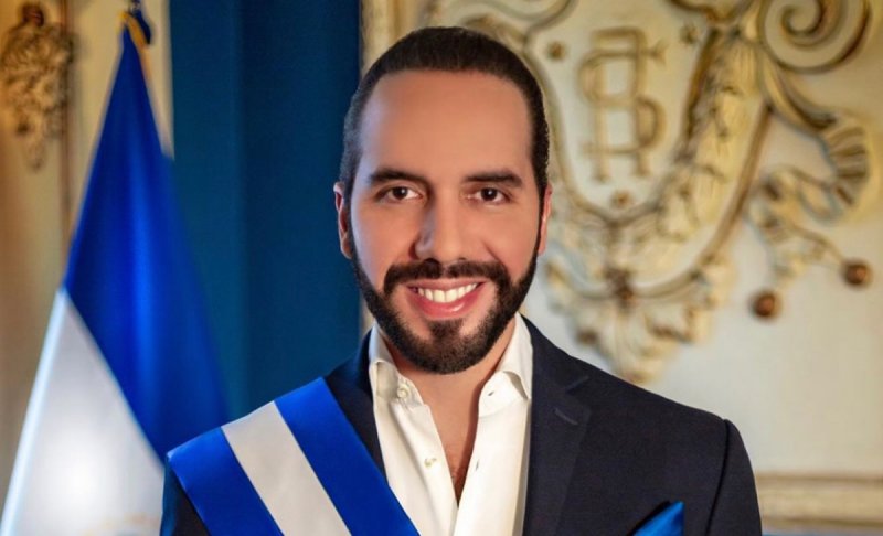 Bukele se autonombra el presidente “más guapo y cool del mundo mundial”. 