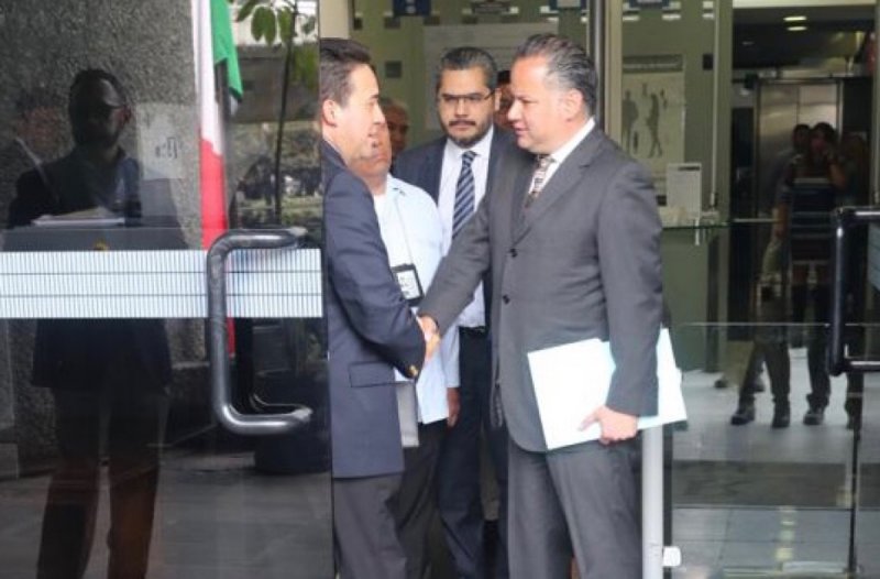 Santiago Nieto presenta denuncia contra promoventes de “campaña negra” contra AMLO.