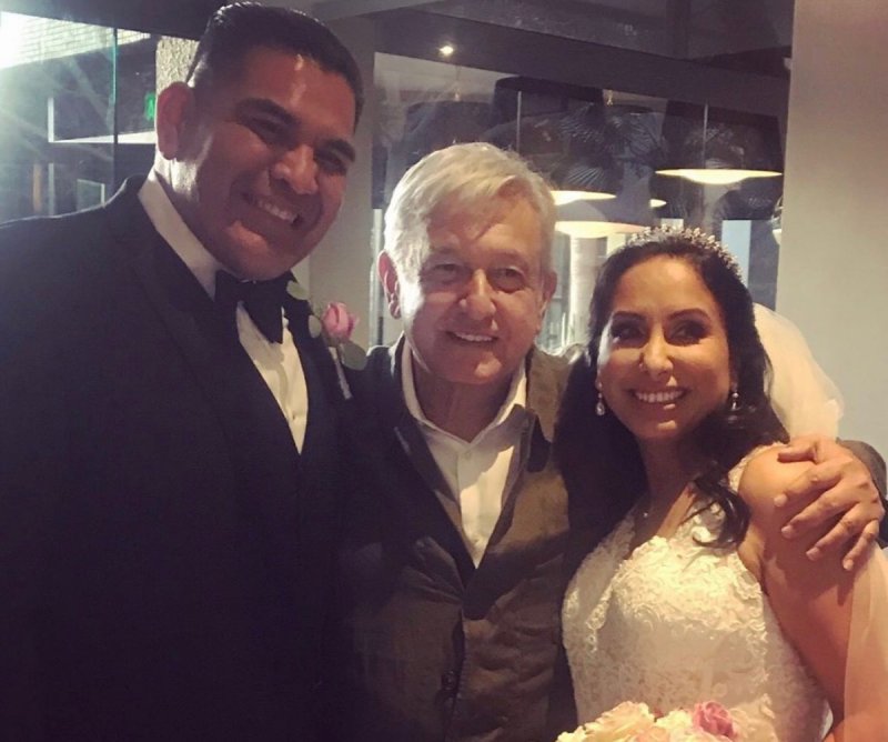 Recién casados presumen foto con invitado de lujo; AMLO se coló a bodorrio en Tijuana. 