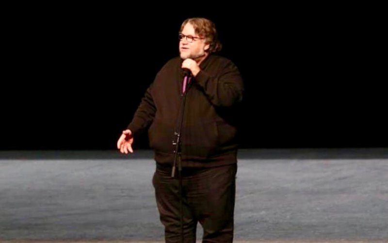 Guillermo del Toro se suma a las protestas contra Alfaro: “ya nos chingaron con el transporte”. 
