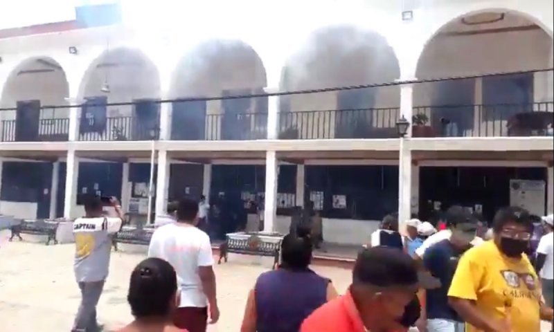 Pobladores de Oaxaca impiden SANITIZACIÓN porque “¡nos quieren INFECTAR!”