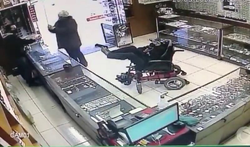 Joven sin manos usa sus PIES para SOSTENER ARMA y asaltar un negocio